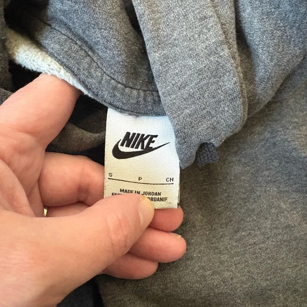 Nike men’s dark gray sweatshirt